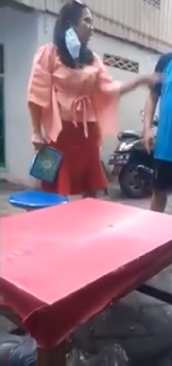 viral video wanita lempar alquran warga geruduk rumah pelaku dan diamankan polisi