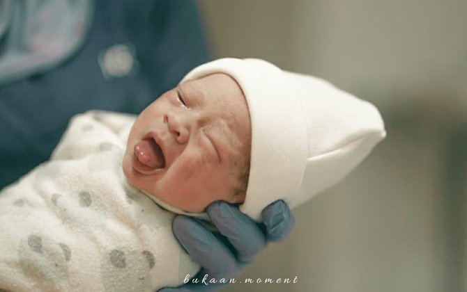 istri marcell darwin melahirkan anak pertama
