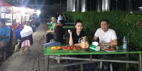 Terkenal dan Tajir, Potret Zaskia Gotik Bareng Suami Makan di Angkringan Kaki Lima