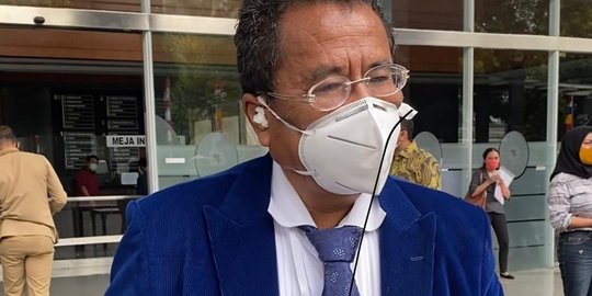 Penampilan Hotman Paris Buat Salfok, Dulu Kantong Isinya Uang Sekarang Hand Sanitizer