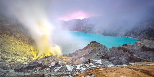 Pesona Api Biru Kawah Ijen Kembali Dibuka, Pengunjung Dibatasi 50 Persen