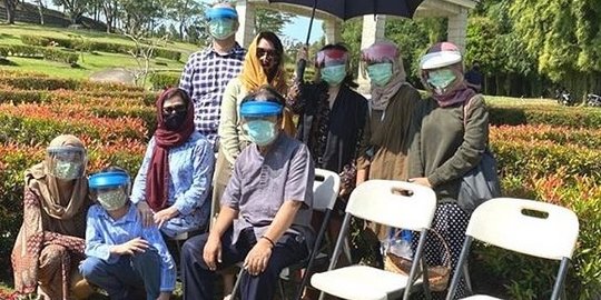 Potret BCL dan Keluarga Ziarah ke Makam Ashraf Setelah 4 Bulan Absen