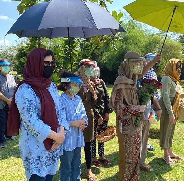 bcl dan keluarga ziarah ke makam mendiang ashraf