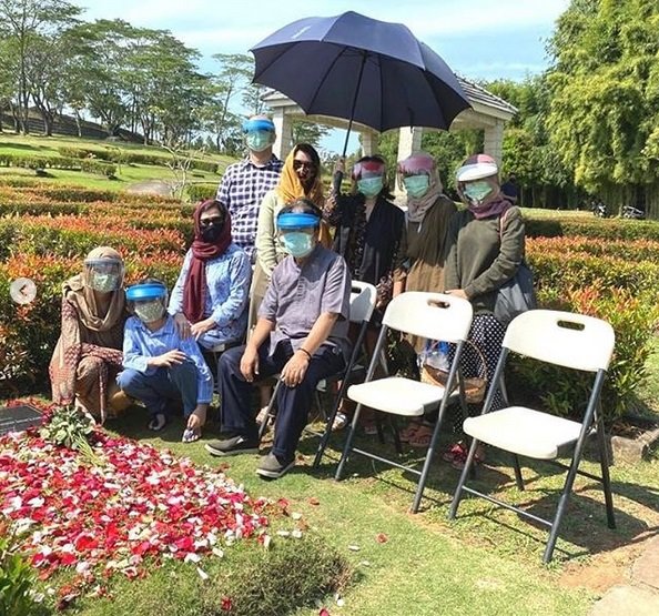 bcl dan keluarga ziarah ke makam mendiang ashraf