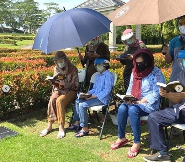 bcl dan keluarga ziarah ke makam mendiang ashraf