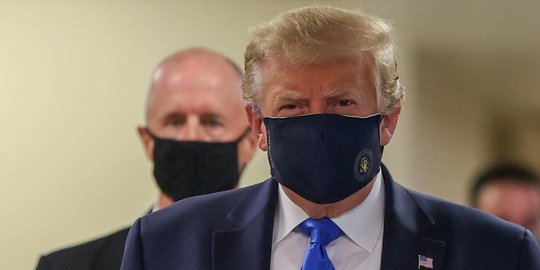 Trump Pertama Kali Pakai Masker di Depan Publik Ketika Kunjungi Rumah Sakit Militer