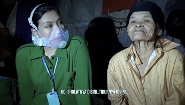 momen istri kasad andika kunjungi warga tinggal di rumah reot