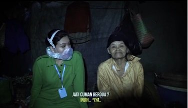 momen istri kasad andika kunjungi warga tinggal di rumah reot