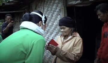 momen istri kasad andika kunjungi warga tinggal di rumah reot