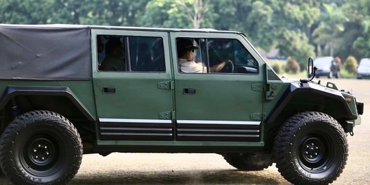 Diminta Beli Alutsita Dalam Negeri, Prabowo Jajal Nyetir Mobil Perang 'Maung'