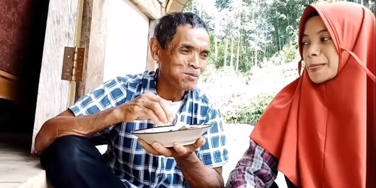 6 Potret Romantis Bu Dosen Makan di Saung Bareng Suami yang Lebih Tua 35 Tahun