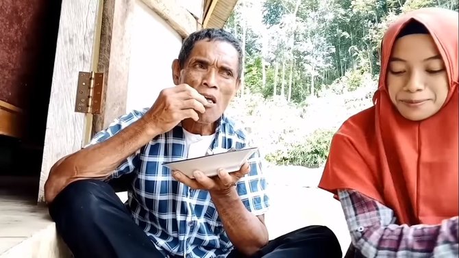 6 potret romantis bu dosen makan di saung bareng suami