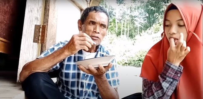6 potret romantis bu dosen makan di saung bareng suami