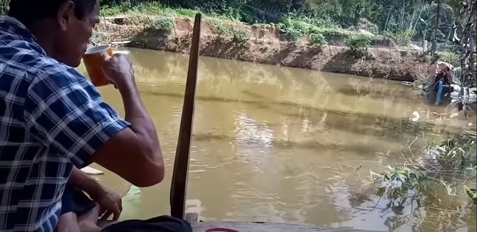 6 potret romantis bu dosen makan di saung bareng suami