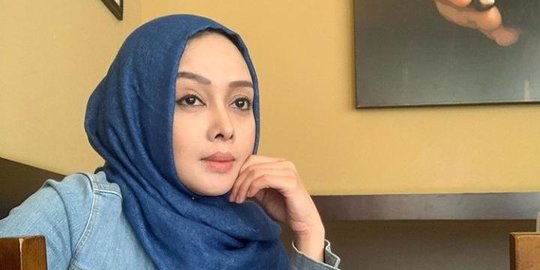 4 Potret Terbaru Terry Putri, Mantan Presenter Olahraga yang Kini Mantap Berhijab