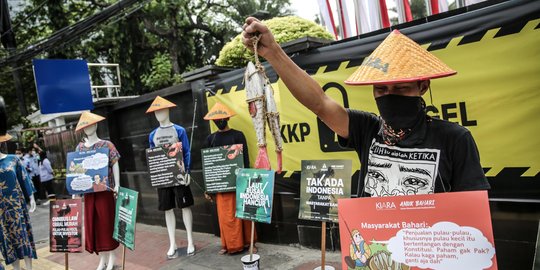 Aksi Damai Kiara di Depan Gedung KKP