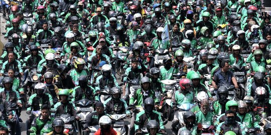 Tak Bisa Angkut Penumpang, Ribuan Ojek Online Demo di Depan Balai Kota Bandung