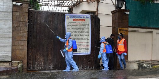 Positif Corona, Rumah Amitabh Bachchan Disemprot Disinfektan