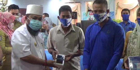 Wali Kota Bengkulu Bagikan Modem dan Smartphone Gratis kepada Kepsek dan Nelayan