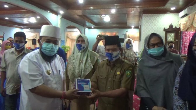wali kota bengkulu bagikan modem dan smartphone gratis kepada kepsek dan nelayan di kota bengkulu