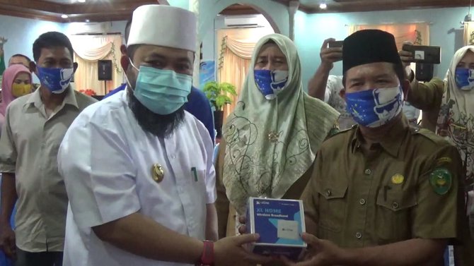 wali kota bengkulu bagikan modem dan smartphone gratis kepada kepsek dan nelayan di kota bengkulu