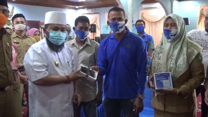 wali kota bengkulu bagikan modem dan smartphone gratis kepada kepsek dan nelayan di kota bengkulu