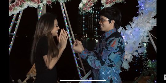 Atta Beri Cincin Bukti Keseriusan, Aurel Langsung Peluk Mesra Sampai Ogah Lepasin