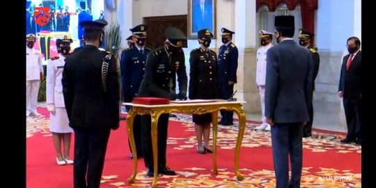 Presiden Jokowi Lantik 750 Perwira TNI-Polri di Istana Negara
