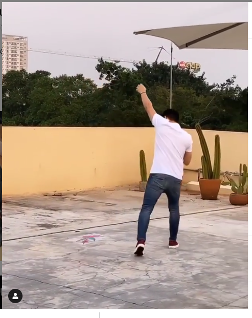 ariel noah main layangan gayanya tetap keren sambil teleponan