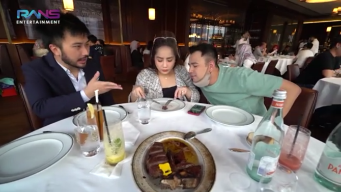 raffi ahmad makan steak di resto mewah