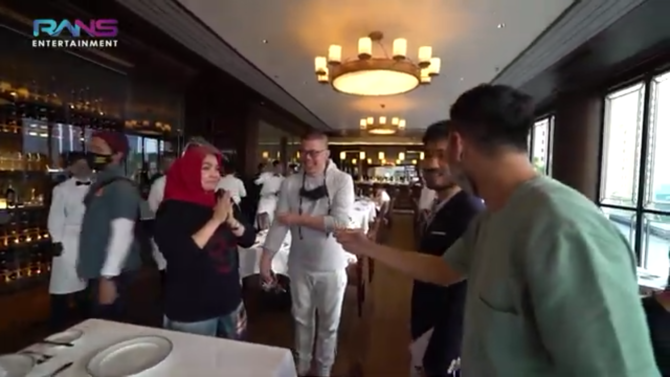 raffi ahmad makan steak di resto mewah