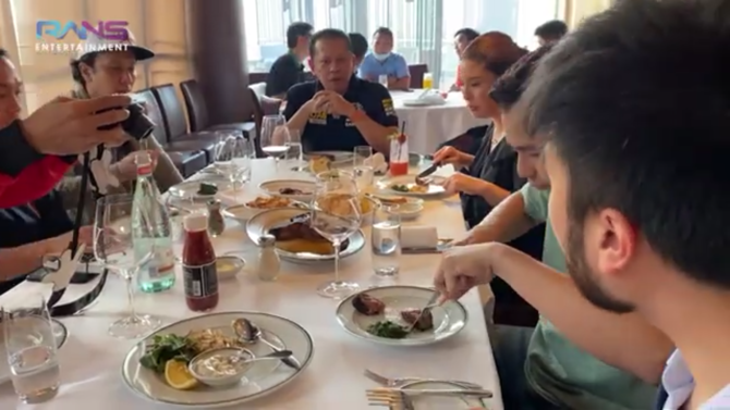 raffi ahmad makan steak di resto mewah
