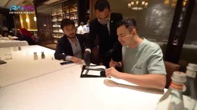 raffi ahmad makan steak di resto mewah