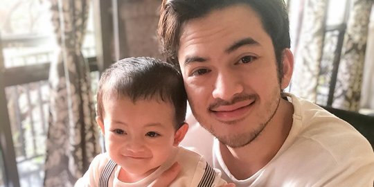 7 Potret Kedekatan Seleb dengan Keponakannya, Bak Ayah dan Anak Sendiri