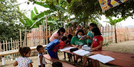 Potret Anak-Anak Miskin Ekuador Belajar di Bawah Pohon Akibat Pandemi