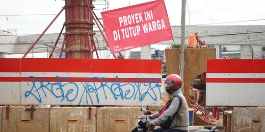 Poster Protes Warga Hiasi Pembangunan Flyover Tanjung Barat