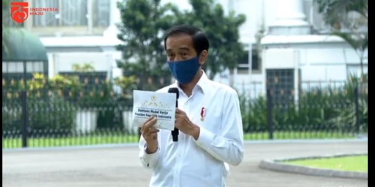 Jokowi Dengarkan Keluhan Pedagang Kecil saat Bagikan BMK di Istana Bogor
