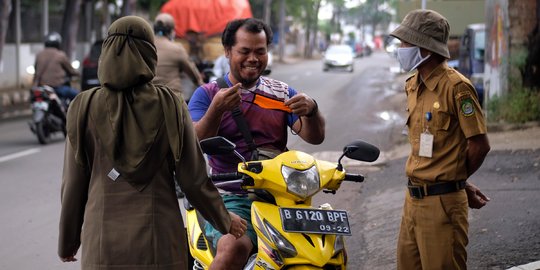 Petugas Kelurahan Cimone Jaring Warga Tak Pakai Masker