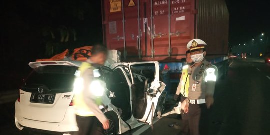 Sopir dan 2 Penumpang Mobil Tewas di Tol Jakarta Merak Usai Seruduk Truk