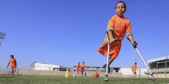 Semangat Anak-Anak Palestina Berkaki Satu Berlatih Sepak Bola