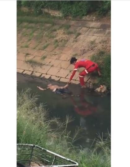 viral video pria dikira mayat terapung di kali