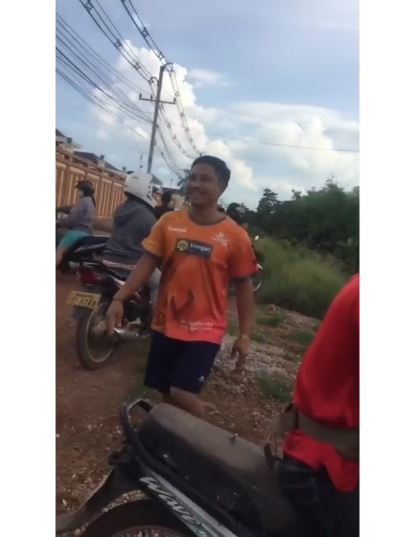 viral video pria dikira mayat terapung di kali