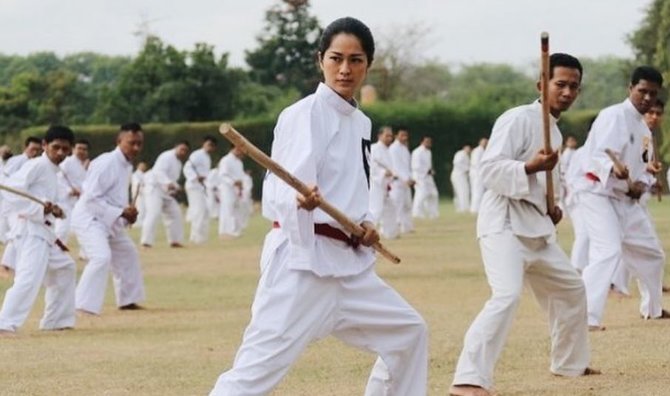 prisia nasution lakukan olahraga ekstrem