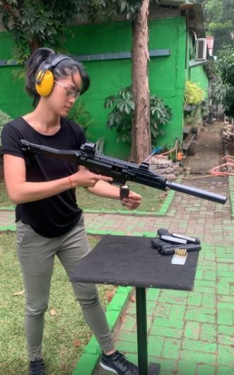 prisia nasution lakukan olahraga ekstrem
