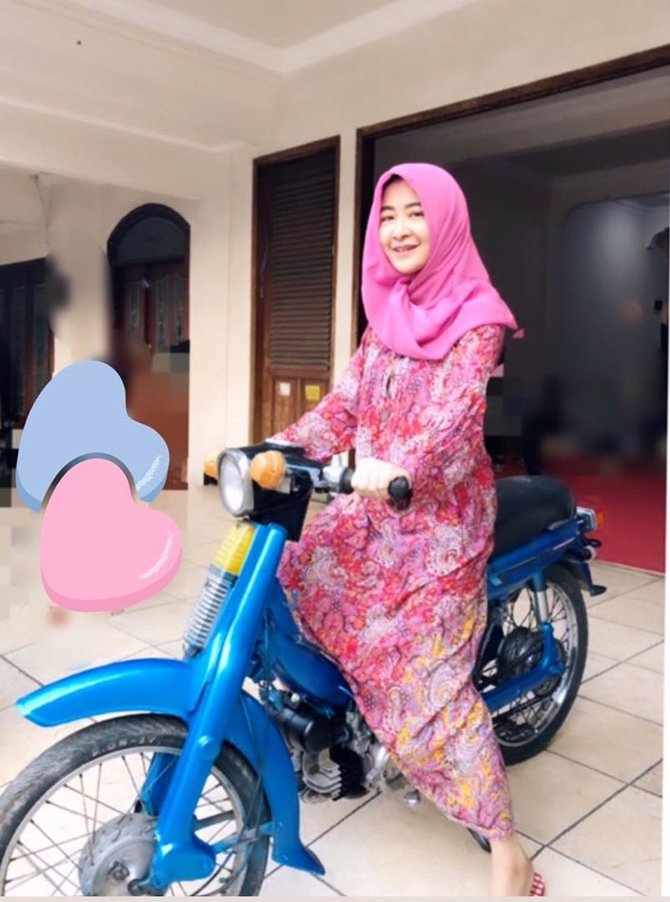 9 potret cantik uut permatasari dengan gaya sederhana