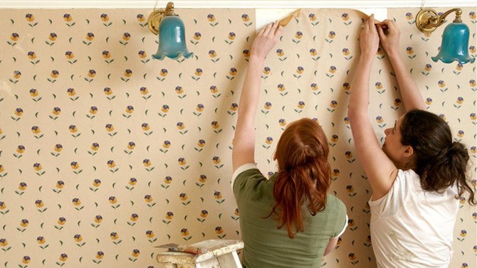 7 cara memasang wallpaper dinding dengan rapi mudah dipraktikkan