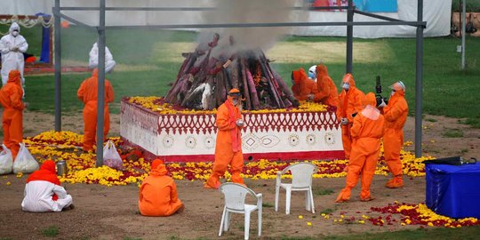 Prosesi Pembakaran Jenazah Pasien Covid-19 di India