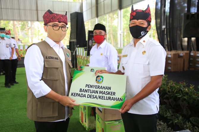 bupati banyuwangi abdullah azwar anas bagikan masker