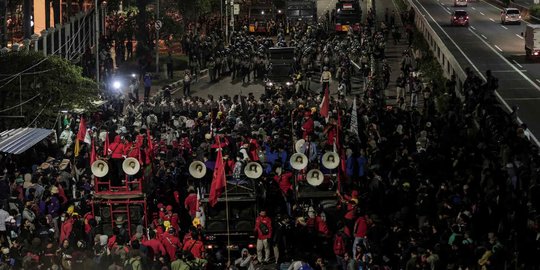 Demo Mahasiswa Buruh di DPR Masih Bertahan Hingga Malam Hari