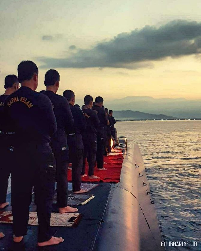 potret prajurit tni sholat berjamaah di atas kapal selam
